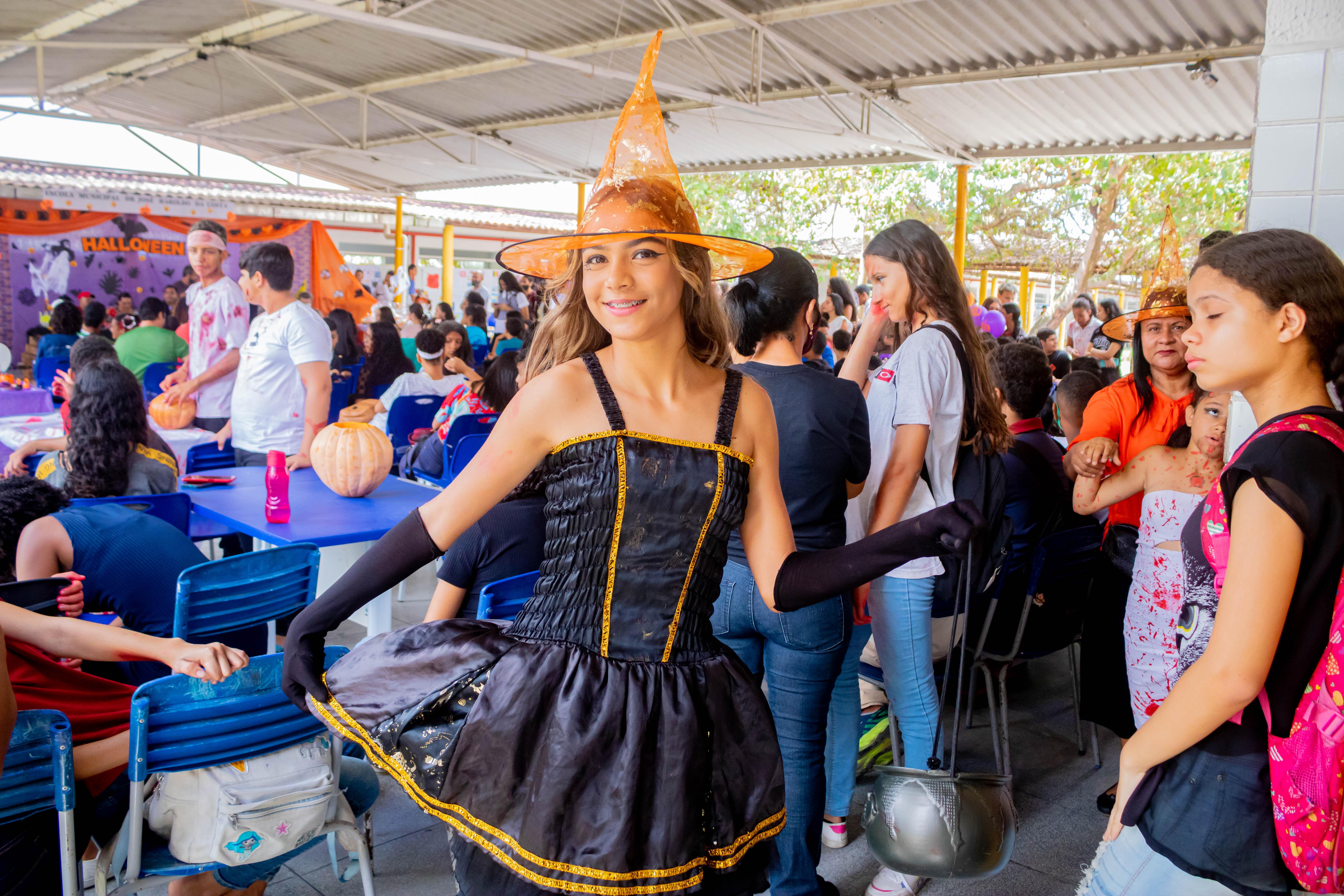 Tradição De Halloween. Equipamento De Cosplay. Fantasia De Bruxo