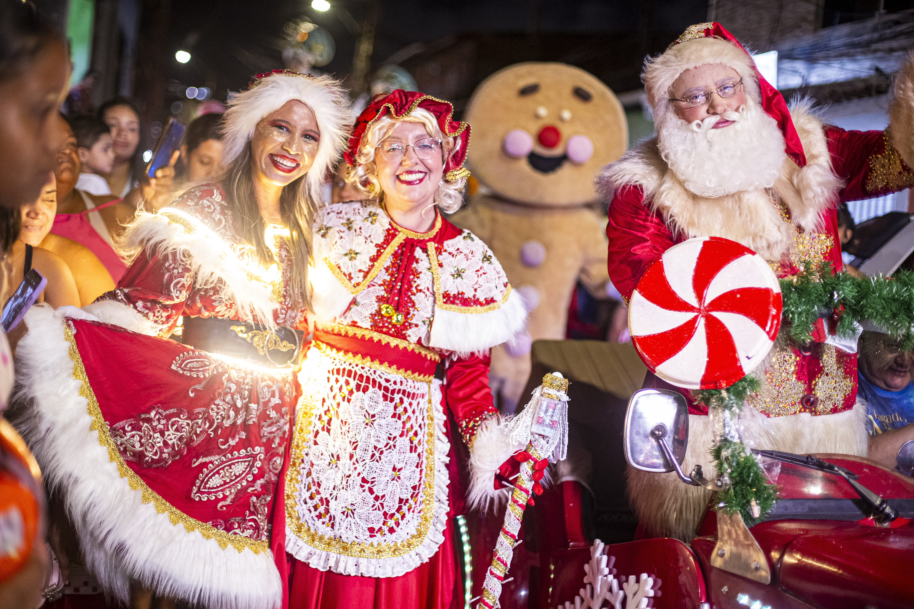 Papai Noel e caravana do Natal emocionam moradores da Grota do Cigano