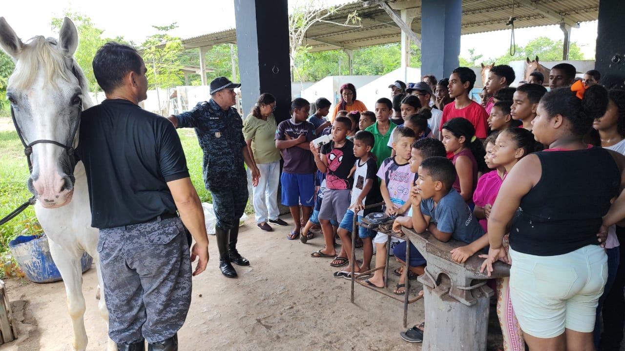 Serviço de Convivência de Juvenópolis leva crianças à Cavalaria da Polícia Militar