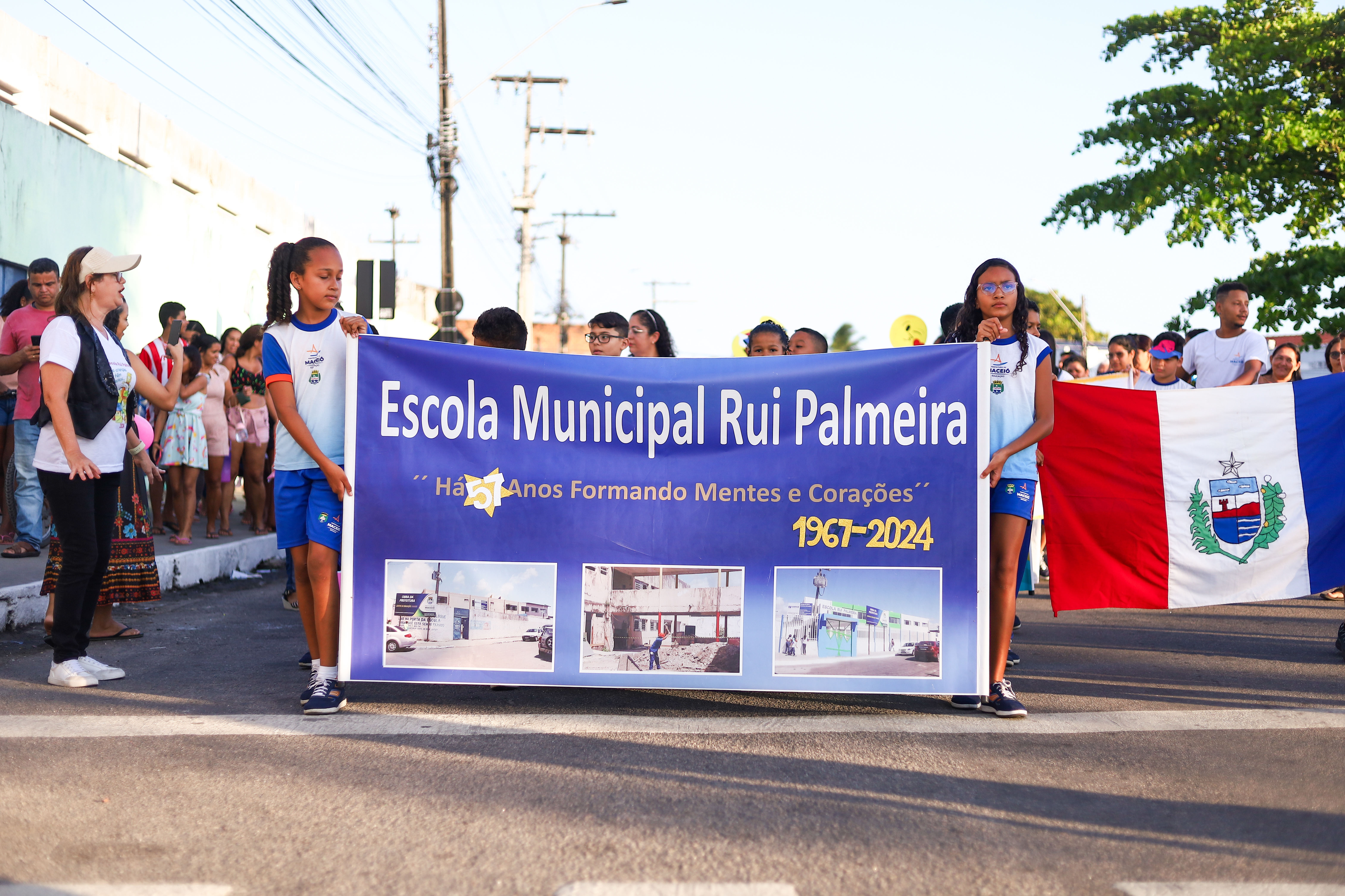 Escola Municipal Rui Palmeira reúne cerca de 800 pessoas em desfile