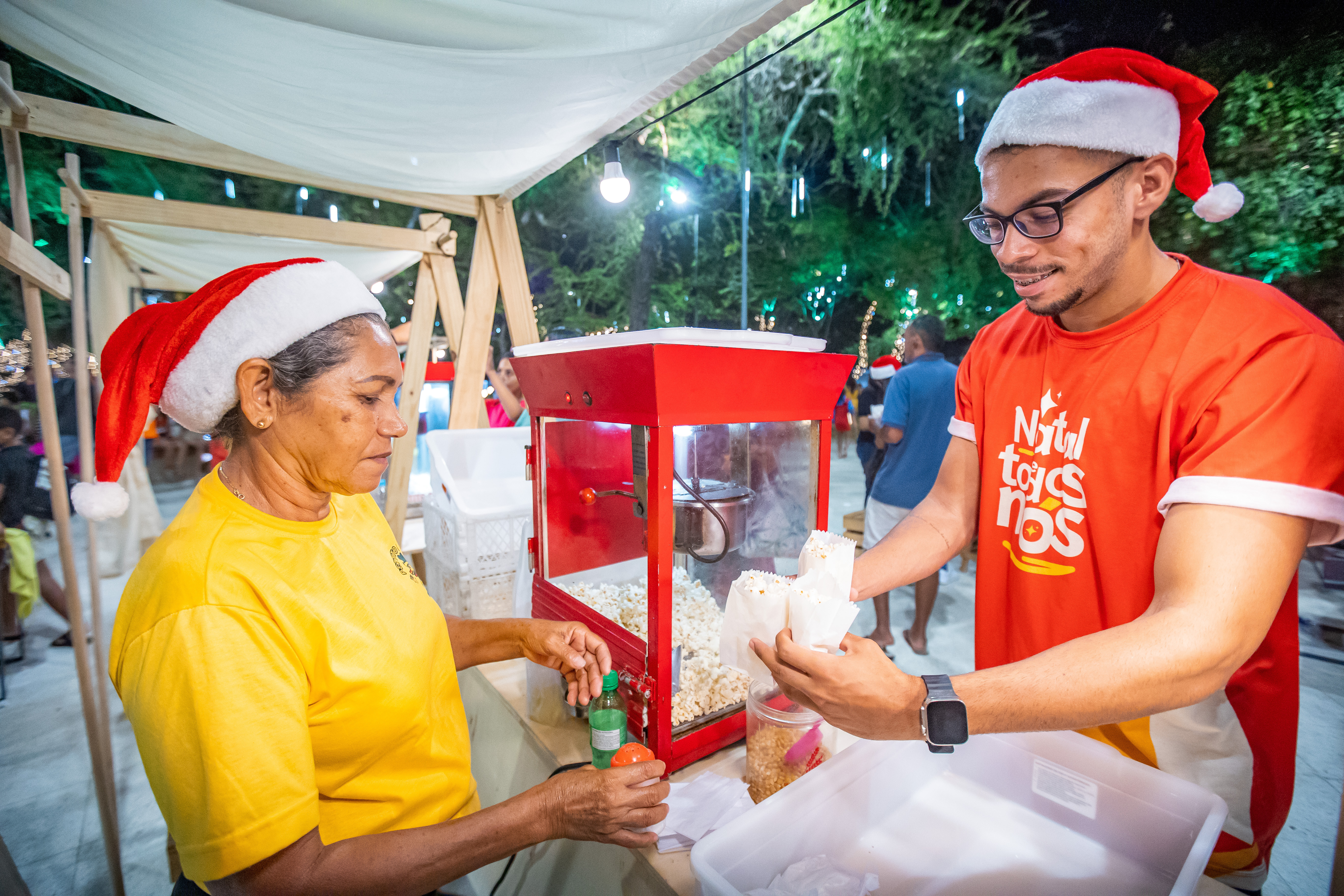 Parada Natalina leva brilho e magia do natal para comunidades de Maceió