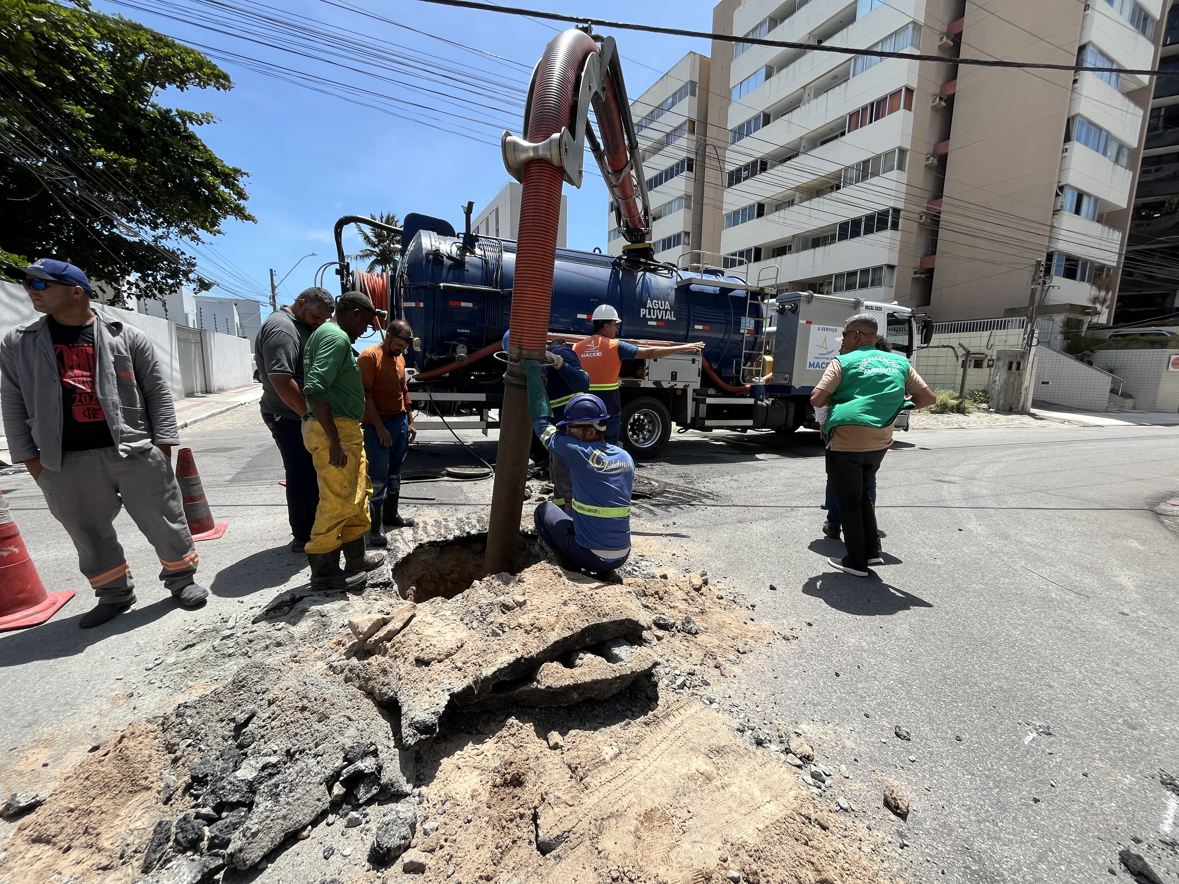 Prefeitura autua BRK Ambiental por ligação clandestina de esgoto na Ponta Verde