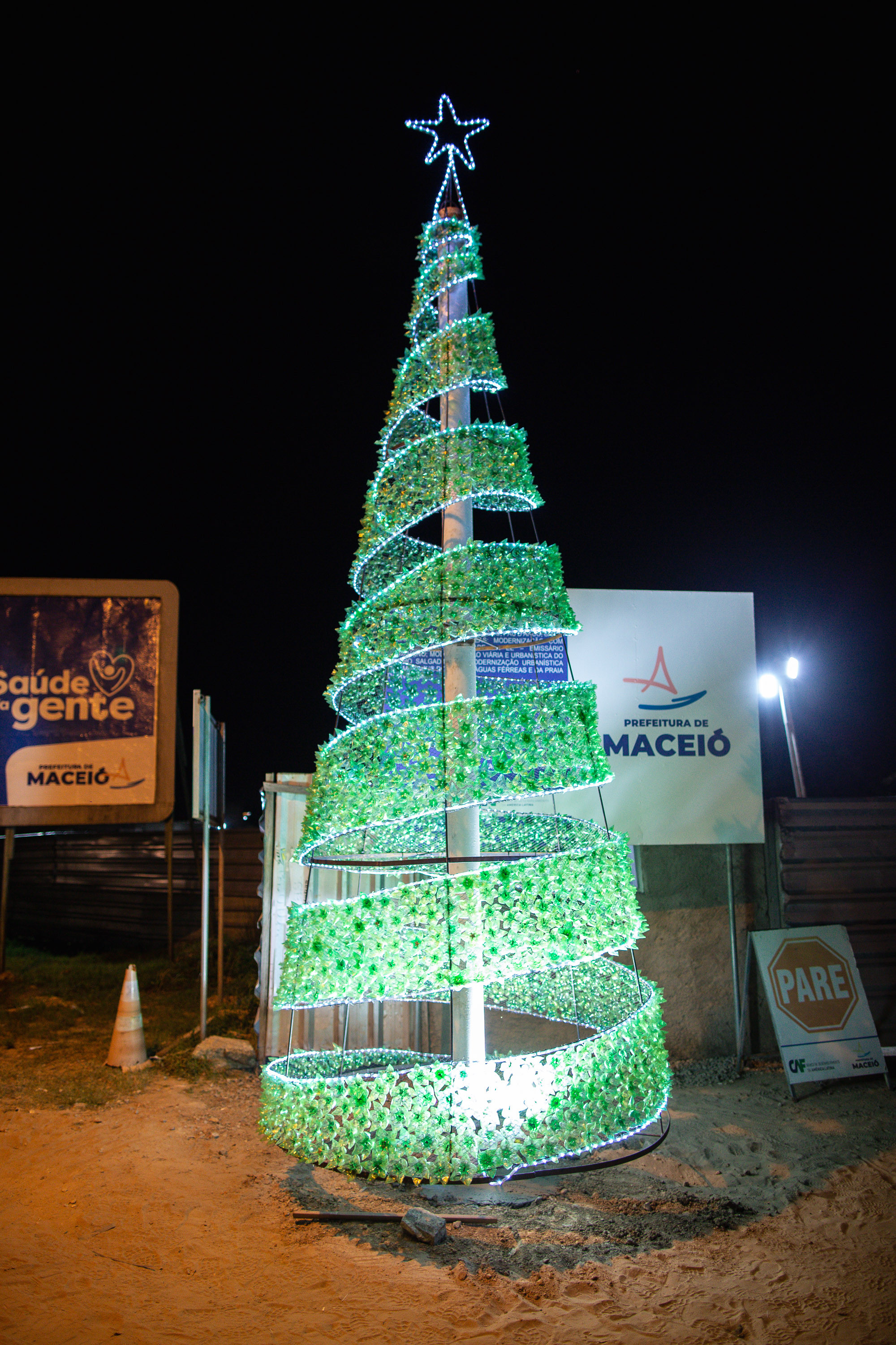 Renasce Salgadinho: Prefeitura instala árvore de natal 100% reciclável no  Poço