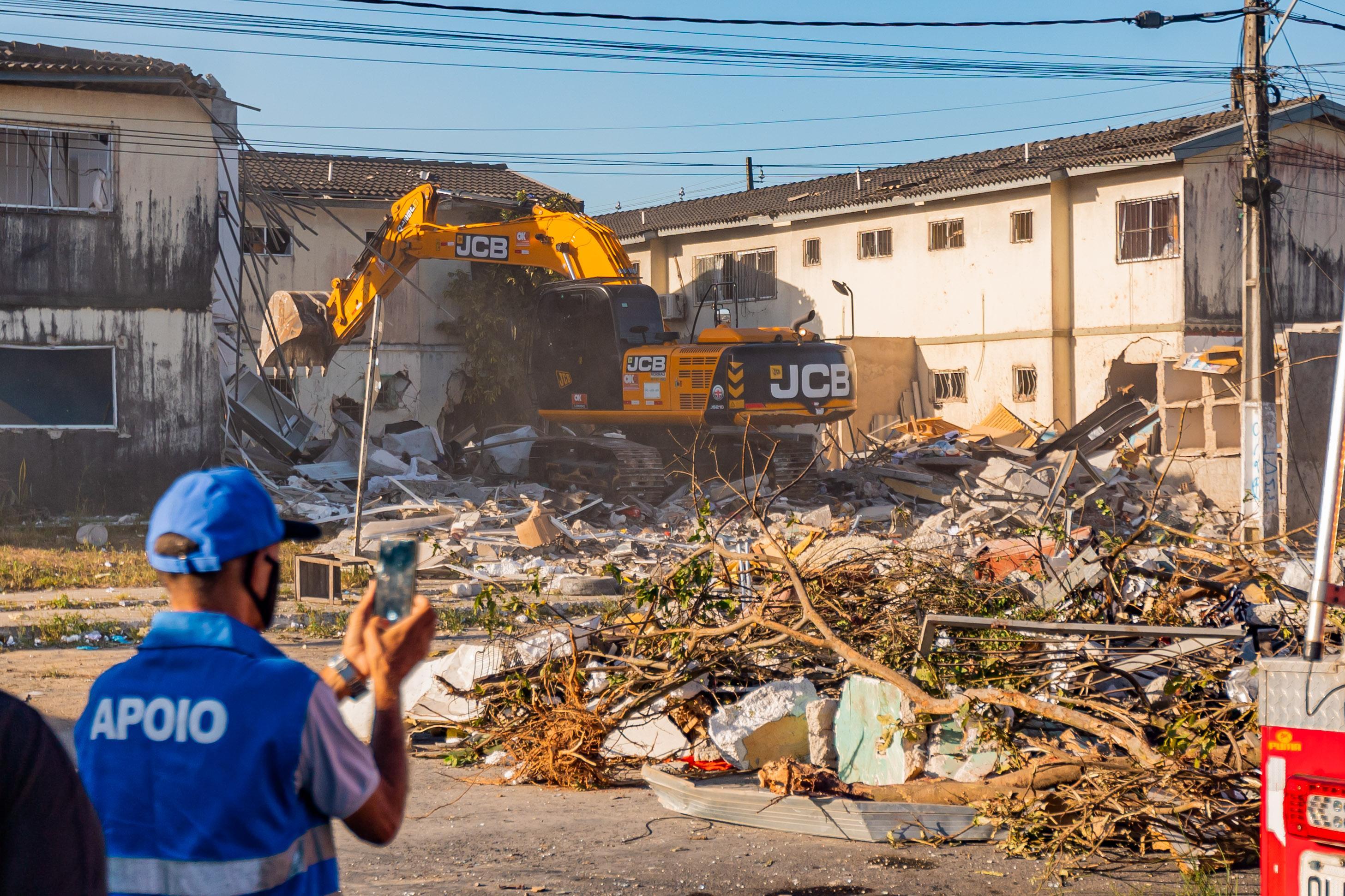 Prefeitura de Maceió inicia remoção de entulhos de prédio que desabou após explosão