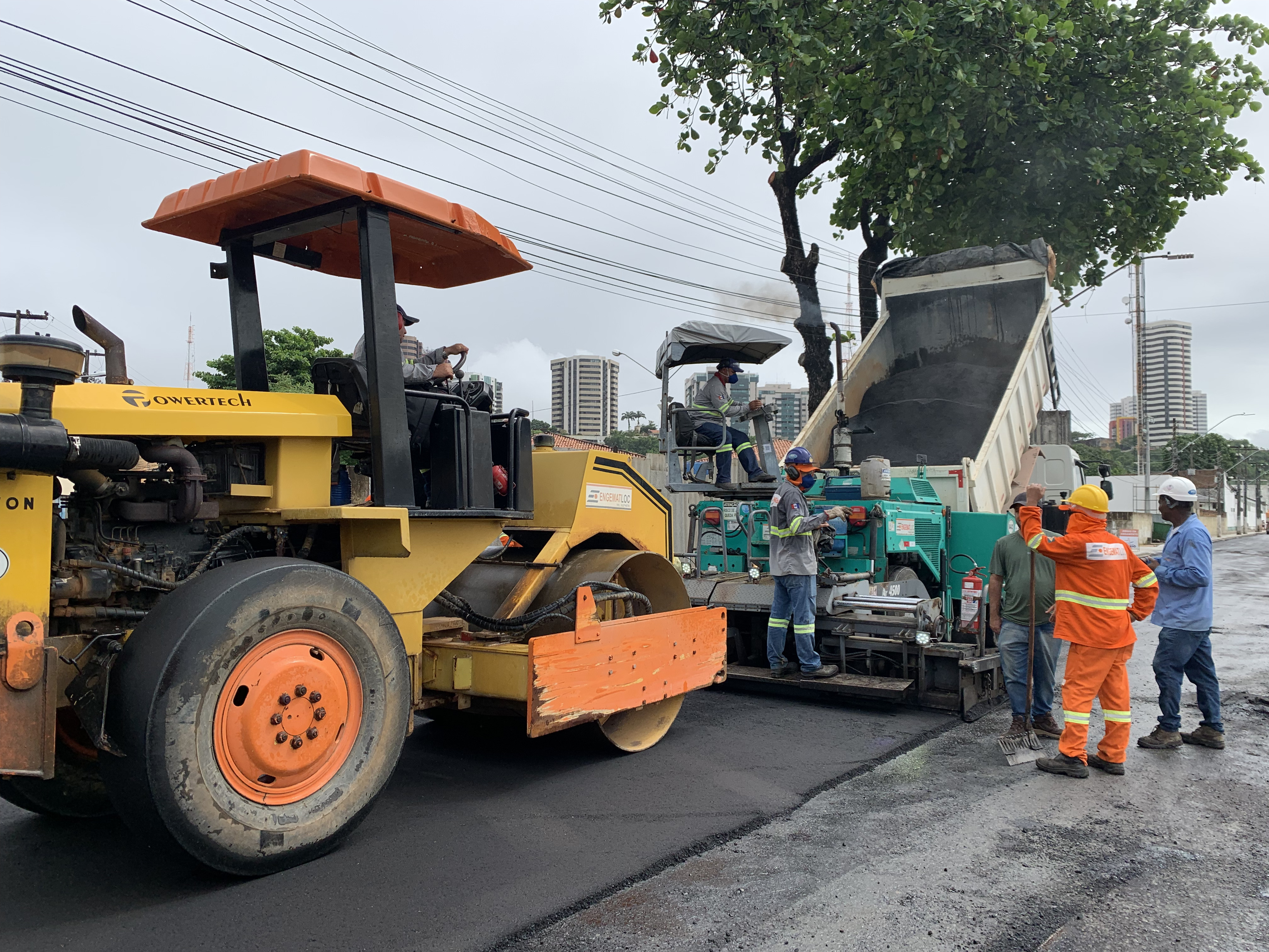 Avenida Humberto Mendes passa por obras de recapeamento