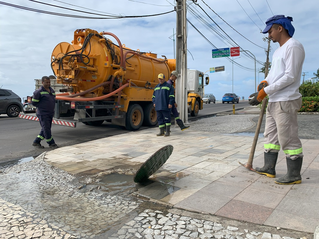 Operação Línguas Sujas flagra transbordo de esgoto da BRK em galeria de águas pluviais na Jatiúca