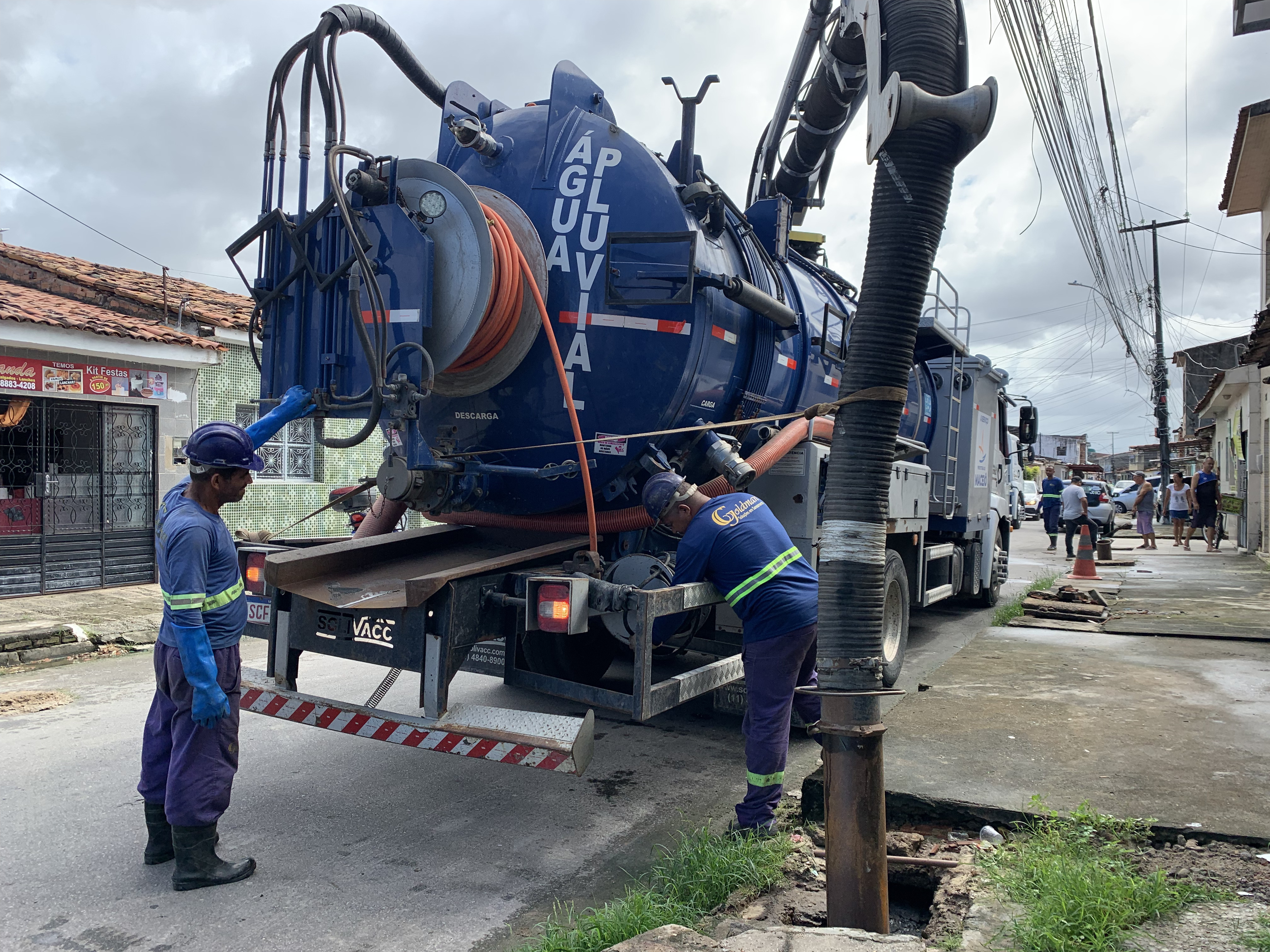 Seminfra realiza mutirão de limpeza de galerias em via da Ponta Grossa