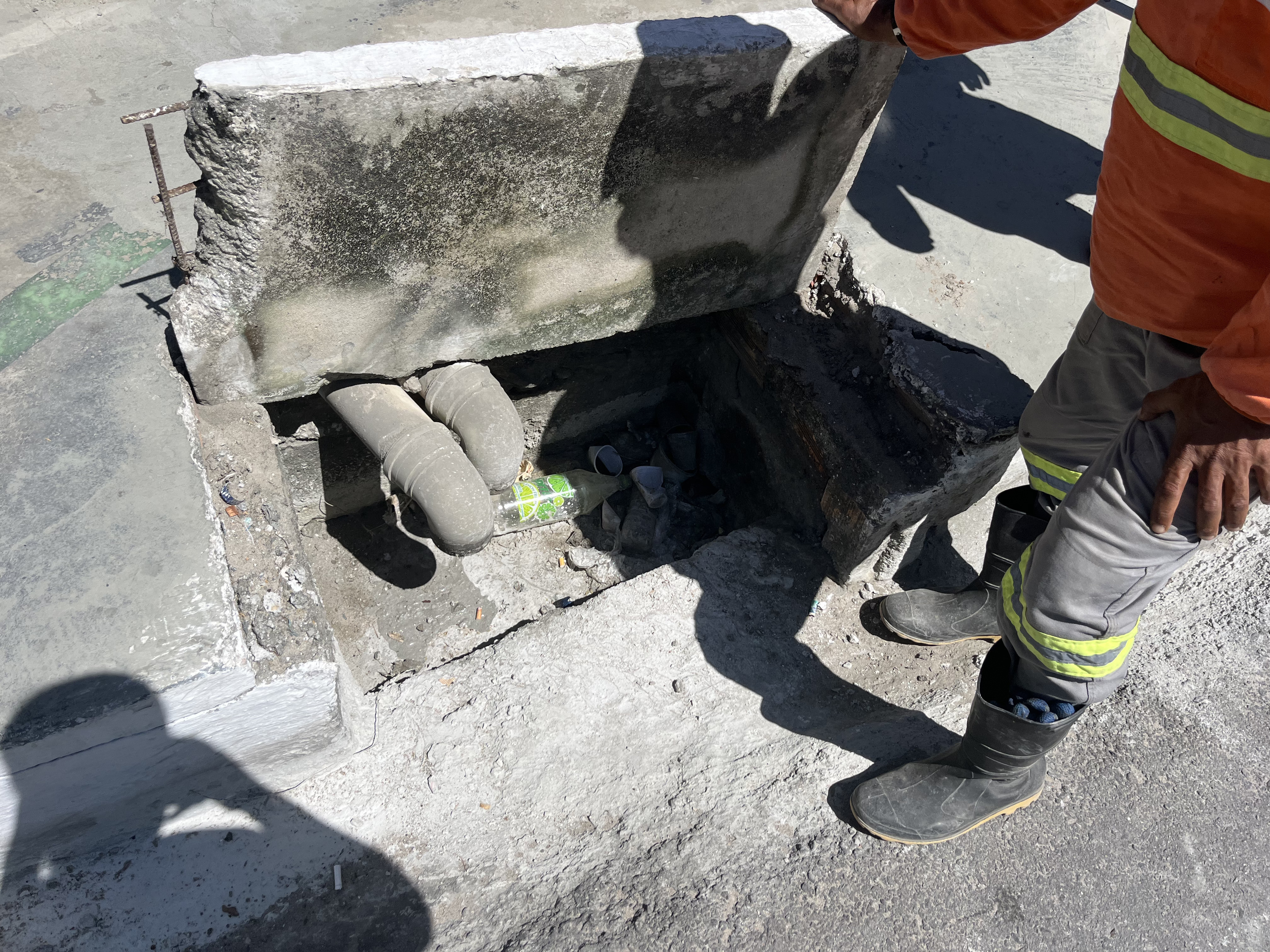 Infraestrutura flagra despejo de concreto na rede de drenagem de águas pluviais