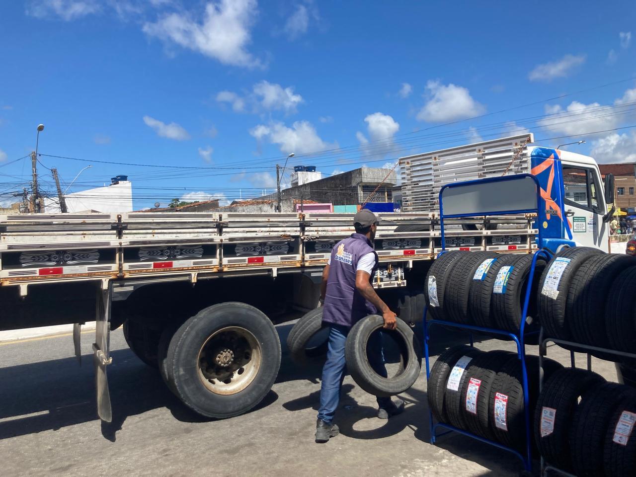 Vigilância Sanitária realiza ação de recolhimento de pneus em diversos bairros da capital