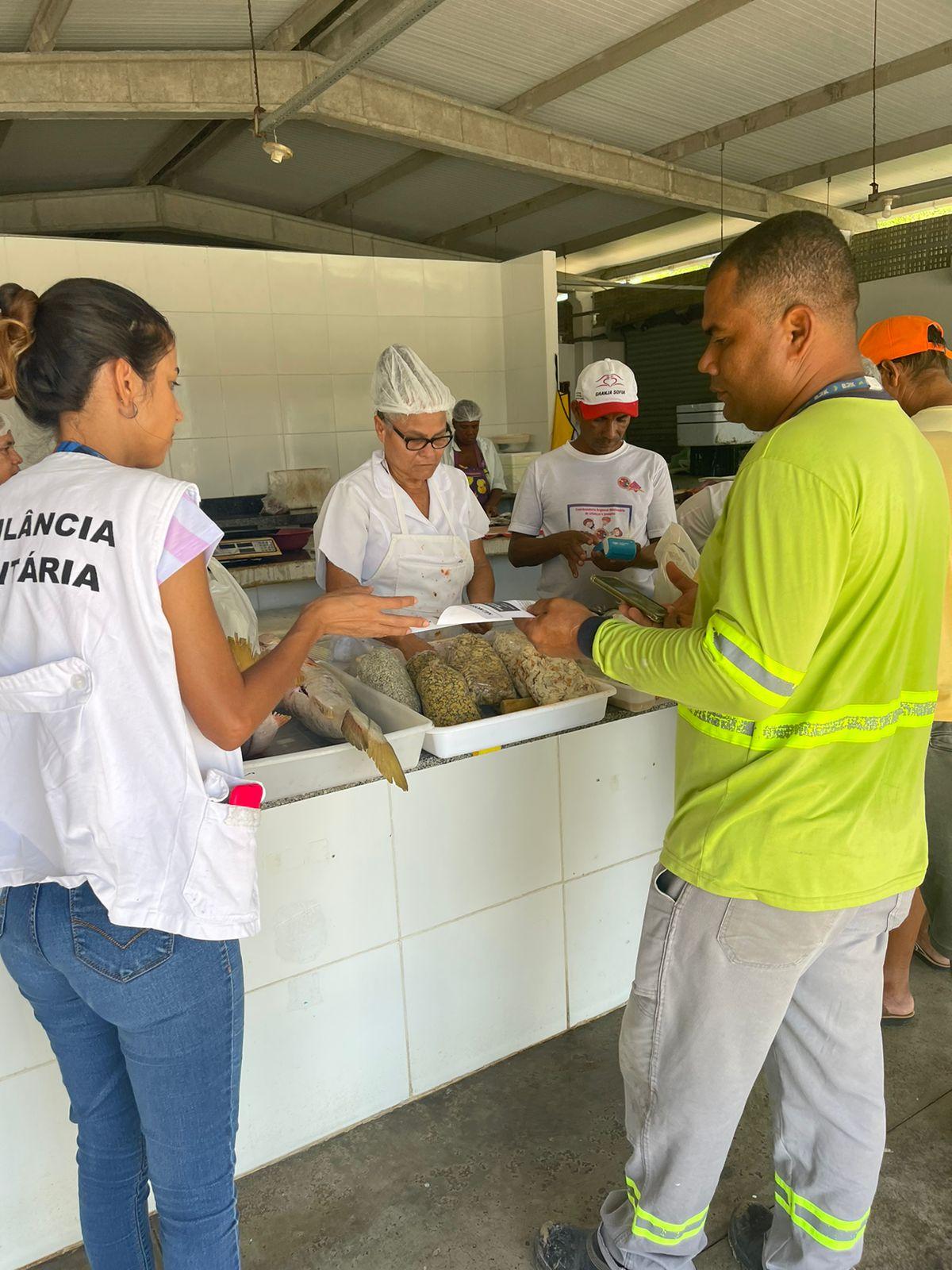 Vigilância Sanitária realiza ação educativa sobre manipulação de pescados