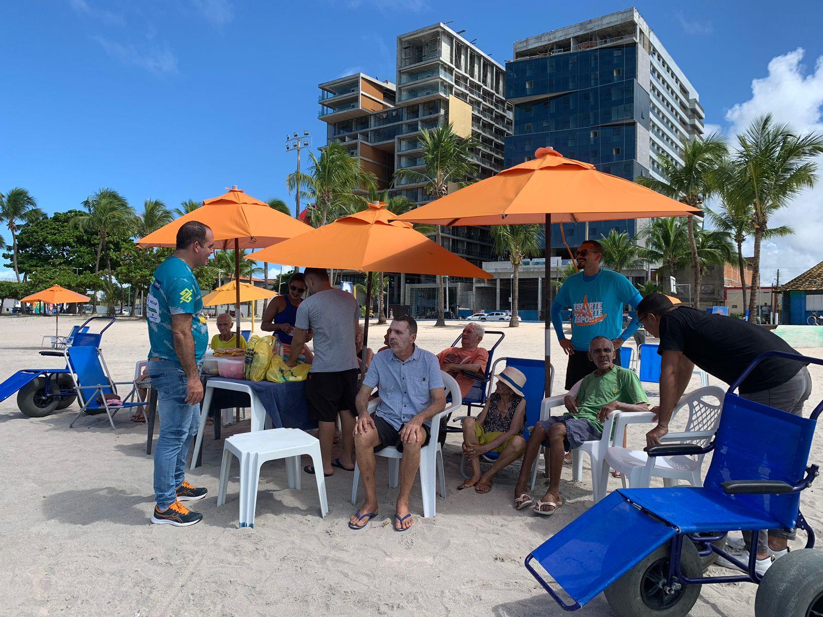 Prefeitura promove banho de mar assistido para idosos da Casa do Pobre de Maceió