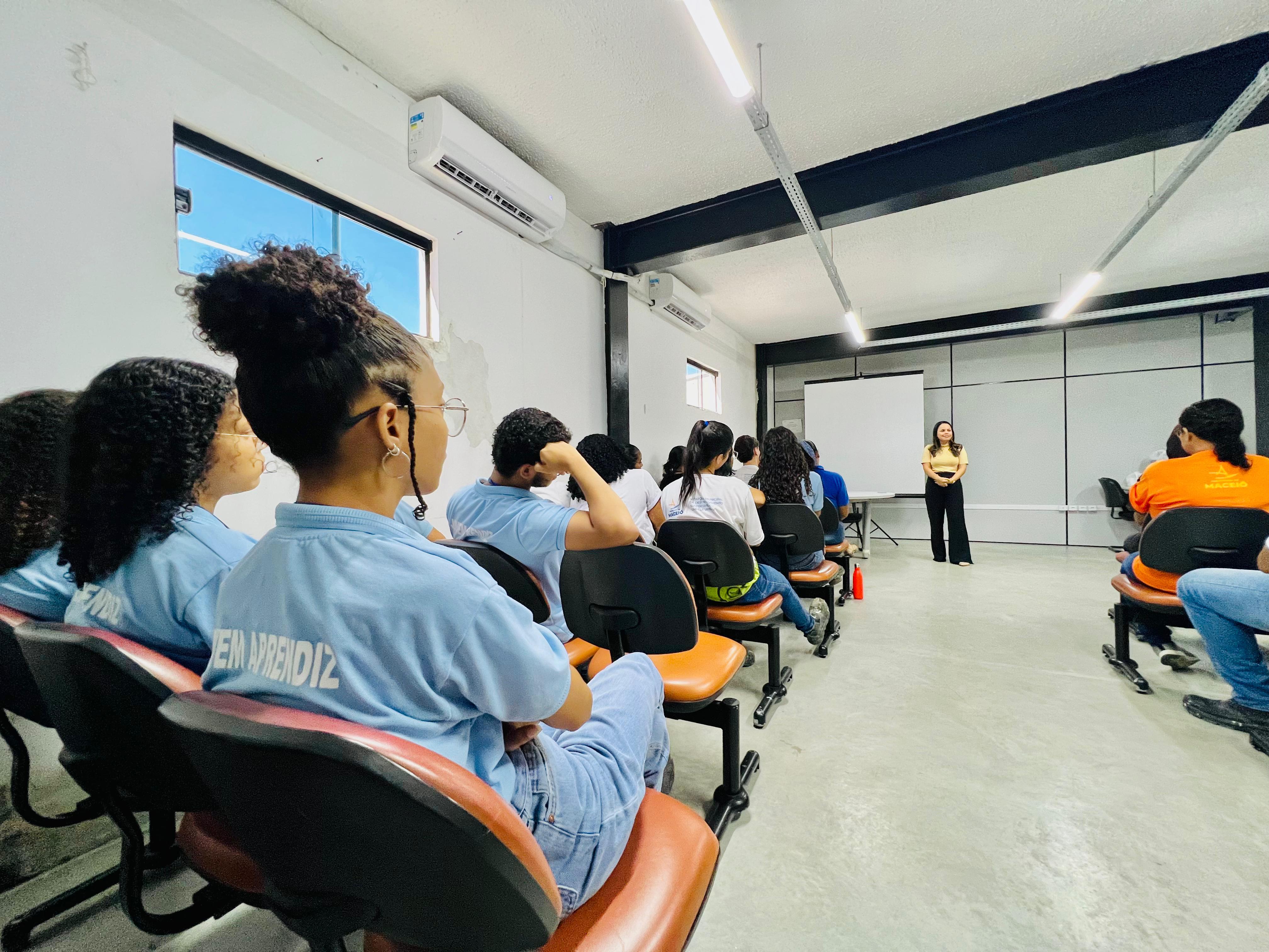 Servidores da Limpeza Urbana vão à palestra sobre saúde mental  no trabalho