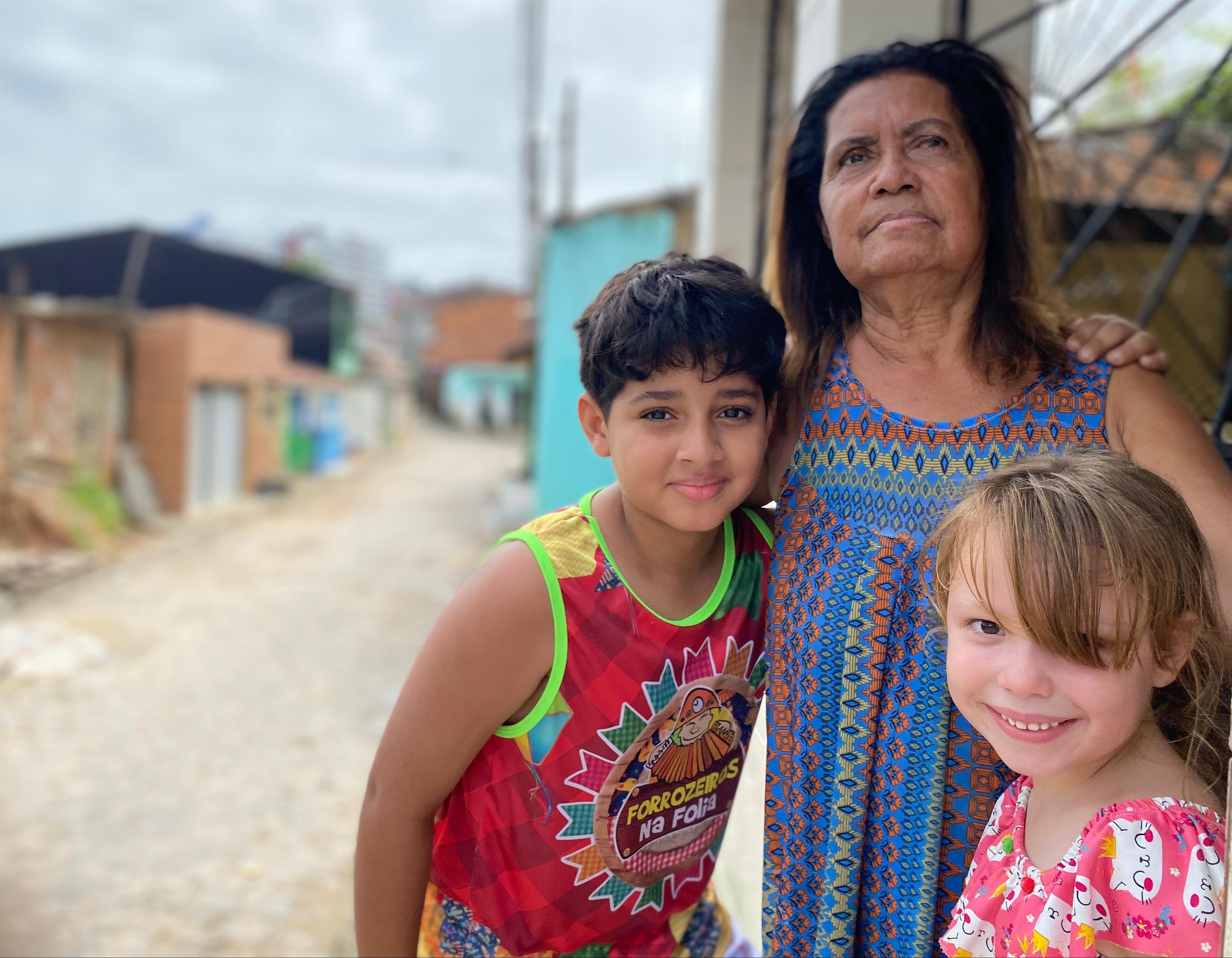 População comemora nova iluminação em ruas do Jacintinho