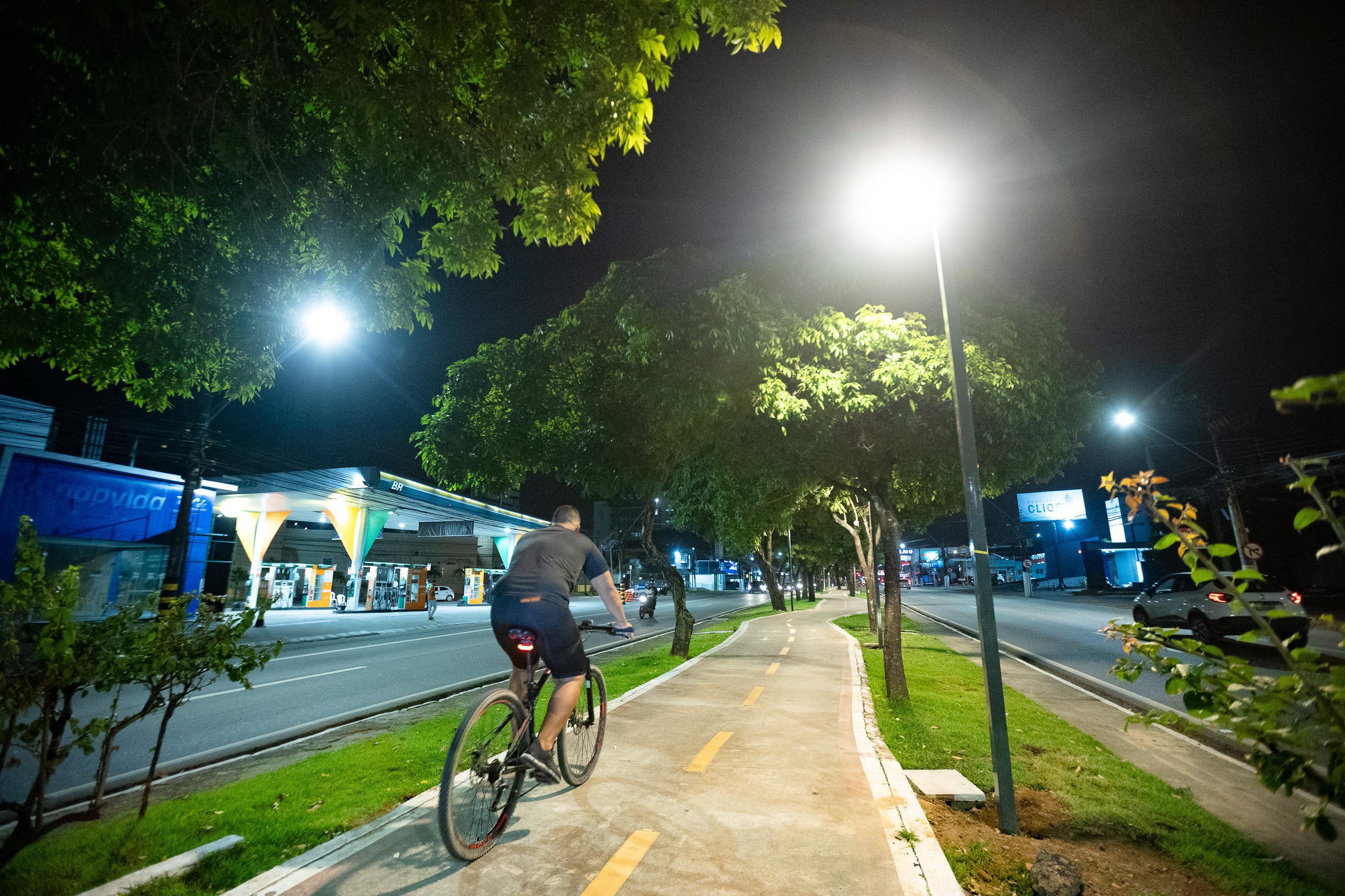 Instalação de postes é concluída nas ciclovias da Fernandes Lima e Durval de Góes Monteiro