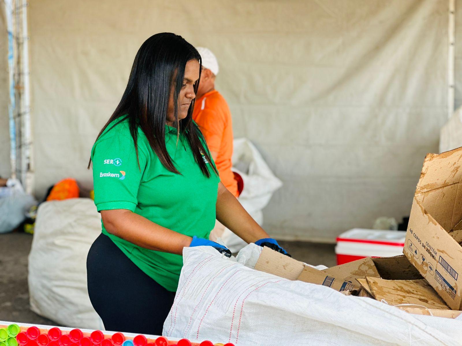 Cooperativa realiza coleta seletiva em evento de corrida na orla de Maceió