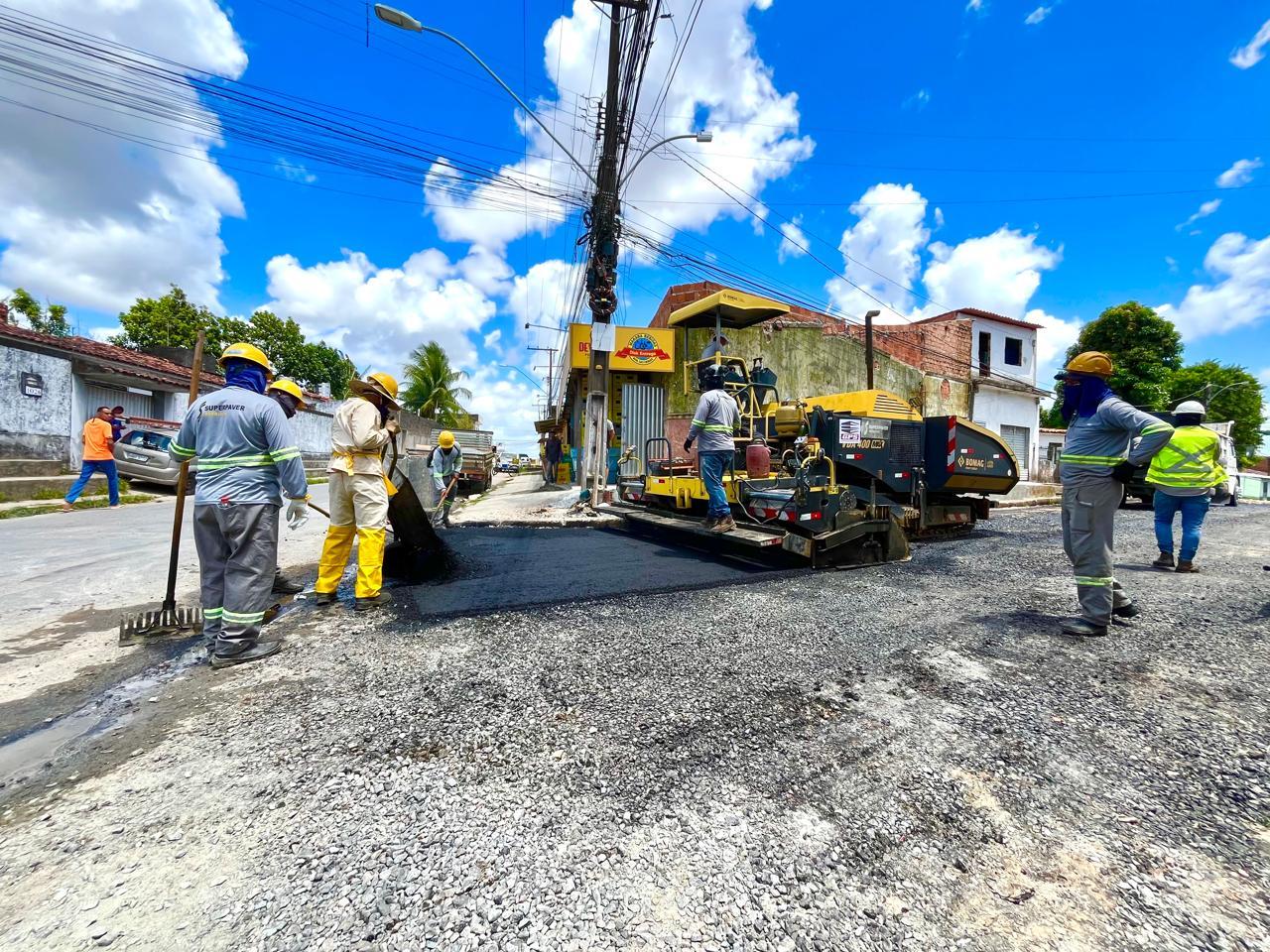 Prefeitura pavimenta ruas do bairro Santa Amélia