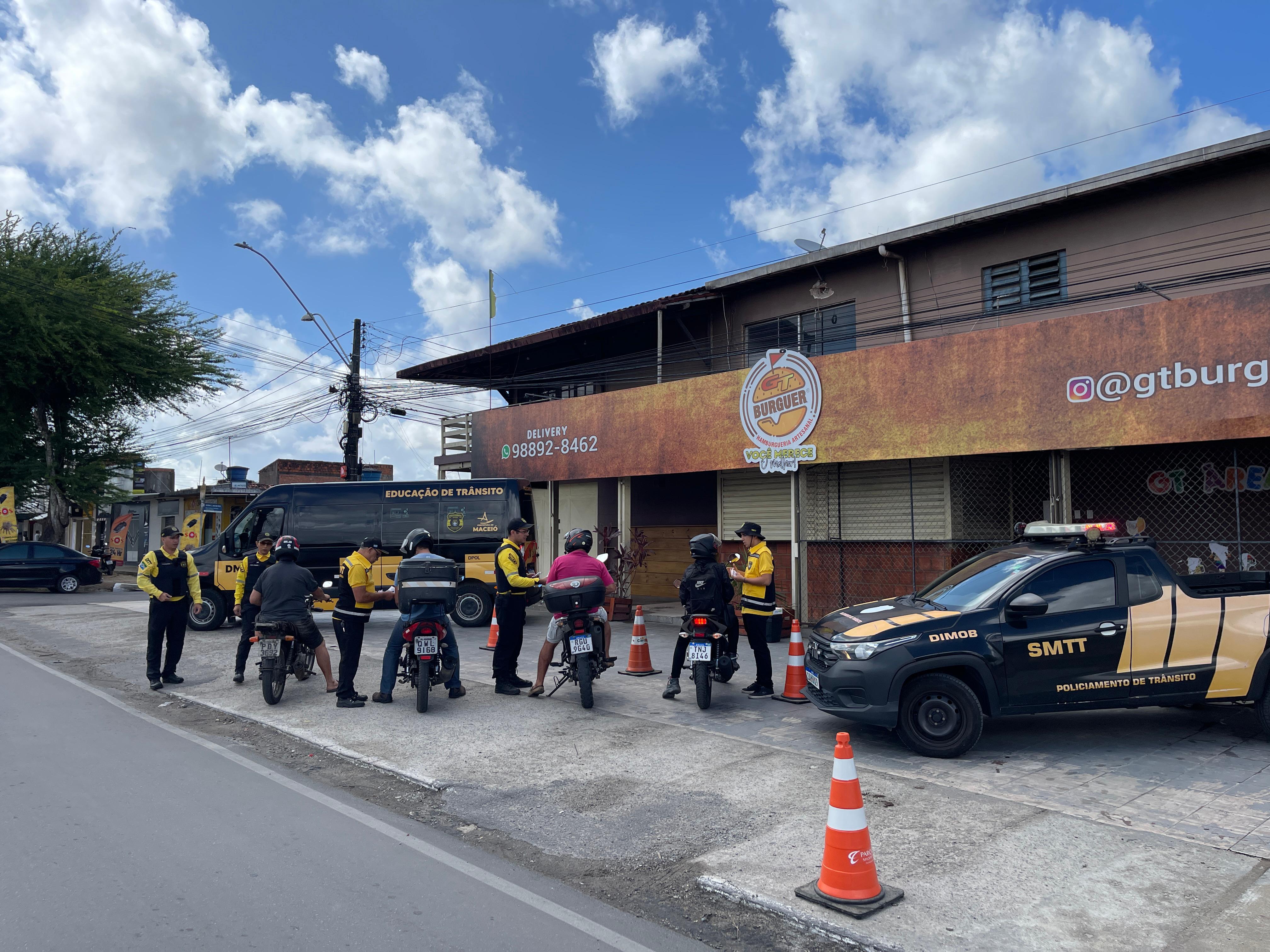 Departamento de Trânsito promove ação educativa para motociclistas