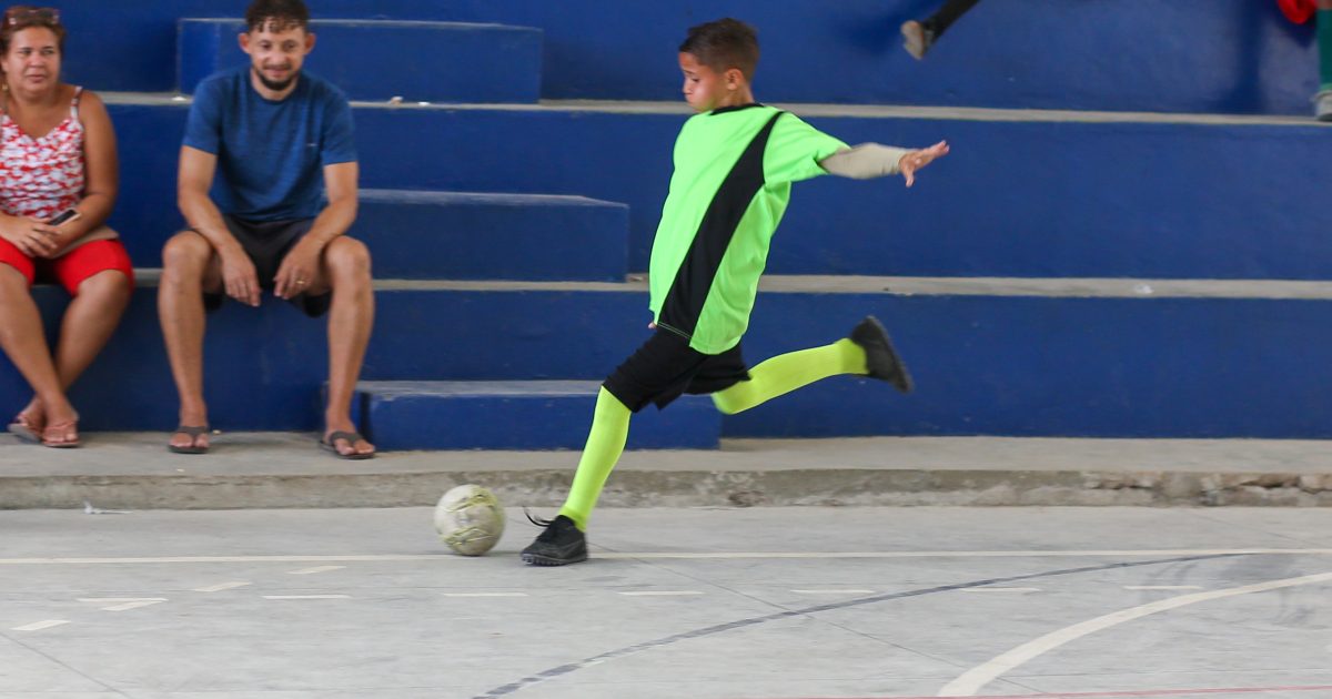 É melhor o estudante em sala de aula de que jogando bola na rua