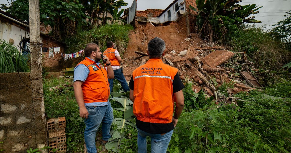 Defesa Civil orienta retirada de pessoas de área de risco em