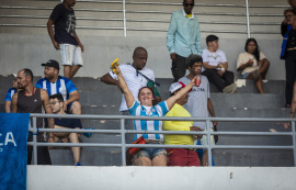 Pessoas em situação de rua vão a jogo do Campeonato Alagoano é Massa