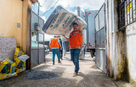Moradores do ABC, em Rio Novo, recebem cestas básicas, colchões e kits de limpeza e higiene pessoal