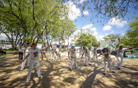 Idosos do Serviço de Convivência jogam capoeira no Parque Centenário