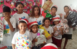 Crianças do Serviço de Convivência recebem presentes do Papai Noel dos Correios