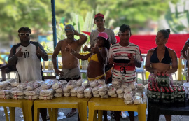 Pessoas em situação de rua participam de ação de Natal