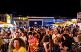 Primeiro dia do Carnaval É Massa anima foliões e turistas em Maceió