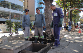 Prefeitura realiza serviços de prevenção contra alagamentos na Avenida Sandoval Arroxelas