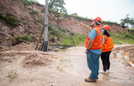 Defesa Civil reinicia aplicação de lonas nas encostas de Maceió