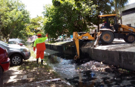 Prefeitura realiza limpeza de canais em córregos da parte alta e baixa da capital