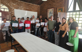 Semed certifica 14 indígenas venezuelanos que concluíram curso de Introdução à Língua Portuguesa