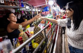 Ambulantes comemoram sucesso nas vendas no primeiro dia do São João Massayó