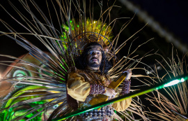 Desfile das escolas de samba celebra tradição da cultura local e anima público