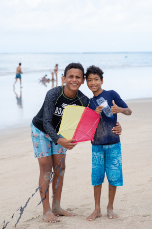 Luciano e Luan de 11 e 9 anos, respectivamente, aproveitaram o dia para brincar com a pipa. Juliete Santos/Secom Maceió