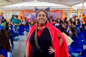 Intérprete de libras da escola, Carine de Oliveira, destacou importância da inclusão. Foto: Hilderlan Oliveira/Ascom Semed