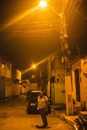Dona Geilza disse que reforço na iluminação trouxe mais segurança. Foto: Matheus Alves / Ascom Sima