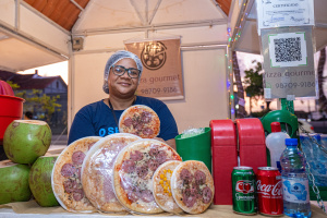 Kelle Omena vende pizzas gourmet e agradece oportunidade da Economia Solidária.