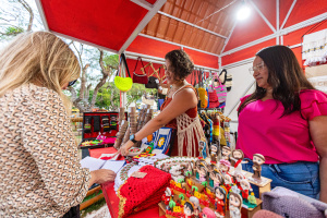 Andiara Brito e Emilly Kaice estão empolgadas com as vendas no Parque Centenário.