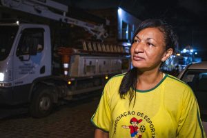 Neide, moradora do bairro, comemorou as melhorias que a iluminação vai trazer para o bairro. Foto : Matheus Alves / Ascom Sima
