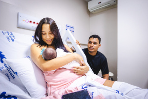 Késia Gemina teve a pequena Luara Sofia no Hospital da Cidade. Foto: Jonathan Lins/ Secom Maceió