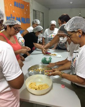 Mulheres  do grupo aprenderam a fazer  biscoitos de Páscoa. Foto: Cras Fernão Velho