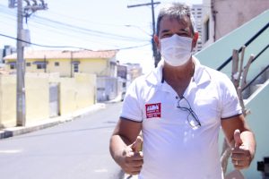 Sebastião Brasileiro é dono de um estabelecimento comercial na região e está feliz com a chegada do asfalto. Foto: Wilma Andrade/Ascom Seminfra