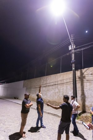 Superintendente João Folha conversa com moradores do Loteamento Durville. Foto: Itawi Albuquerque / Secom Maceió