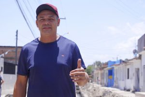 Morador do Rio Novo, Valdener Oliveira, aprovou o trabalho realizado pela Prefeitura. Foto: Wilma Andrade/Ascom Seminfra