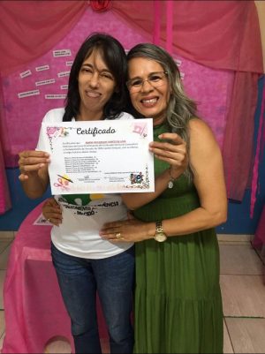 Maria das Graças recebeu o certificado de conclusão do Curso de Artesanato das mãos da professora Luiza. Foto: Cras Cacilda Sampaio