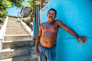 Cícero mora na região há 20 anos e já presenciou muitos acidentes na escadaria. Foto: Gabriel Moreira/Secom Maceió