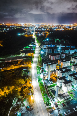 Avenida Jorge Montenegro, no Santa Amélia, iluminada em Led. Foto: Jonathan Lins/Secom Maceió