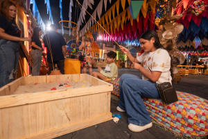 Famílias aproveitam o ambiente lúdico e cultural. Foto: Victor Vercant/Secom Maceió